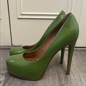 Pour La Victoire Glossy Green Heels